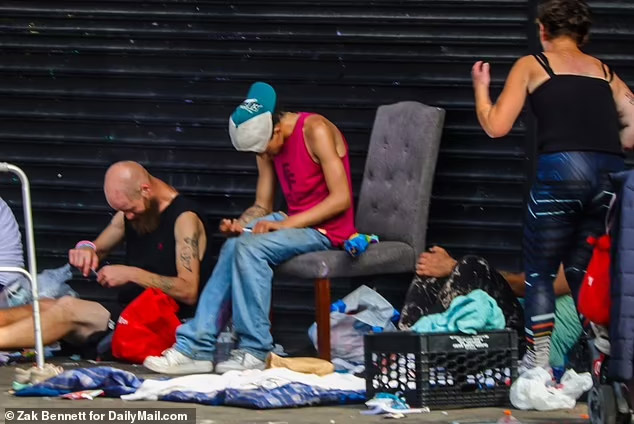 Znepokojujúce zábery ukazujú skľučujúci pohľad na Philadelphiu, ako užívatelia drog a bezdomovci znečisťujú ulice mesta bratskej lásky cez víkend 4. júla