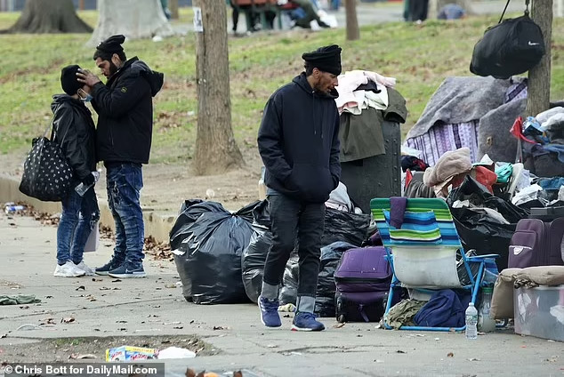 Tu je vidieť rozsah krízy bezdomovcov vo Philadelphii. Ľudia nechávajú svoje veci len tak na uliciach