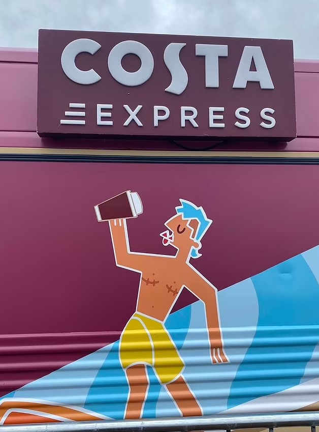 Costa Coffee bola obvinená z „oslavovania nezvratnej operácie“ nástennou maľbou zobrazujúcou mastektómiu