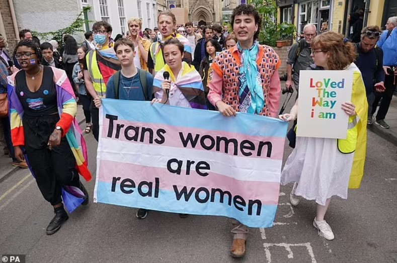 Prieskum zistil, že 35 percent ľudí verí, že „transgender žena“ je žena, ktorá je od narodenia
