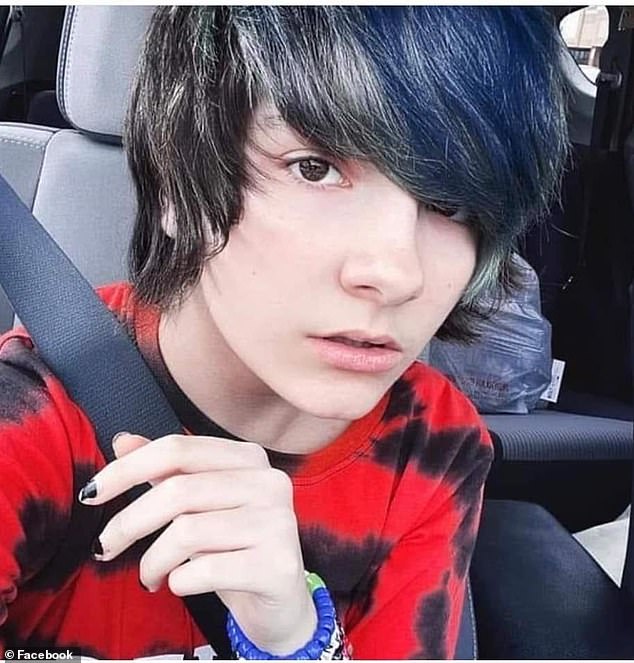 Sage Blair sa na krátky čas identifikoval ako trans chlapec, Draco, so žiarivými modrými vlasmi