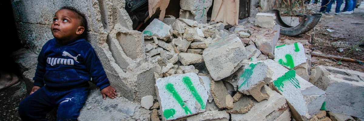 Palestínske dieťa sedí na troskách svojho domu po tom, čo ho izraelské sily zničili po izraelskom vojenskom nálete v meste Tulkarm na ilegálne okupovanom Západnom brehu Jordánu 14. novembra 2023.(Foto: Nasser Ishtayeh/SOPA Images/LightRocket cez Getty Images)