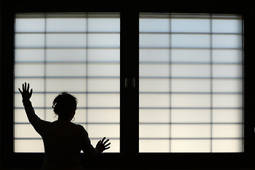 V ženských väzniciach narastá počet sexuálnych útokov mužských väzňov vydávajúcich sa za ženy na bežné ženy. APA/APA/dpa/Felix Kästle