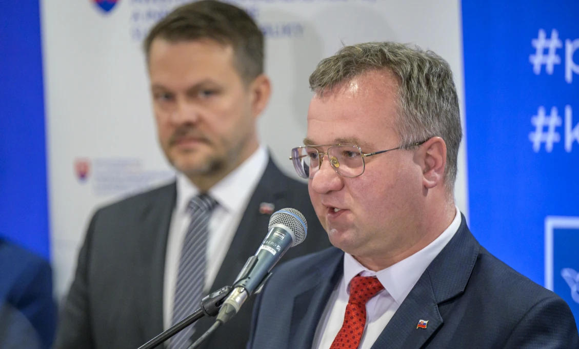 FOTO TASR - Veronika Mihaliková | Na snímke sprava štátny tajomník MIRRI Radomír Šalitroš a minister investícii, regionálneho rozvoja a informatizácie Samuel Migaľ (nominant Smer-SD) počas tlačovej konferencie po podpísaní memoranda o vzájomnej spolupráci pri realizácii projektového balíka a aktivít zameraných na investície do prírodného a kultúrneho dedičstva vodnej stavby Domaša a súvisiacej infraštruktúry v Prešove 31. marca 2025.